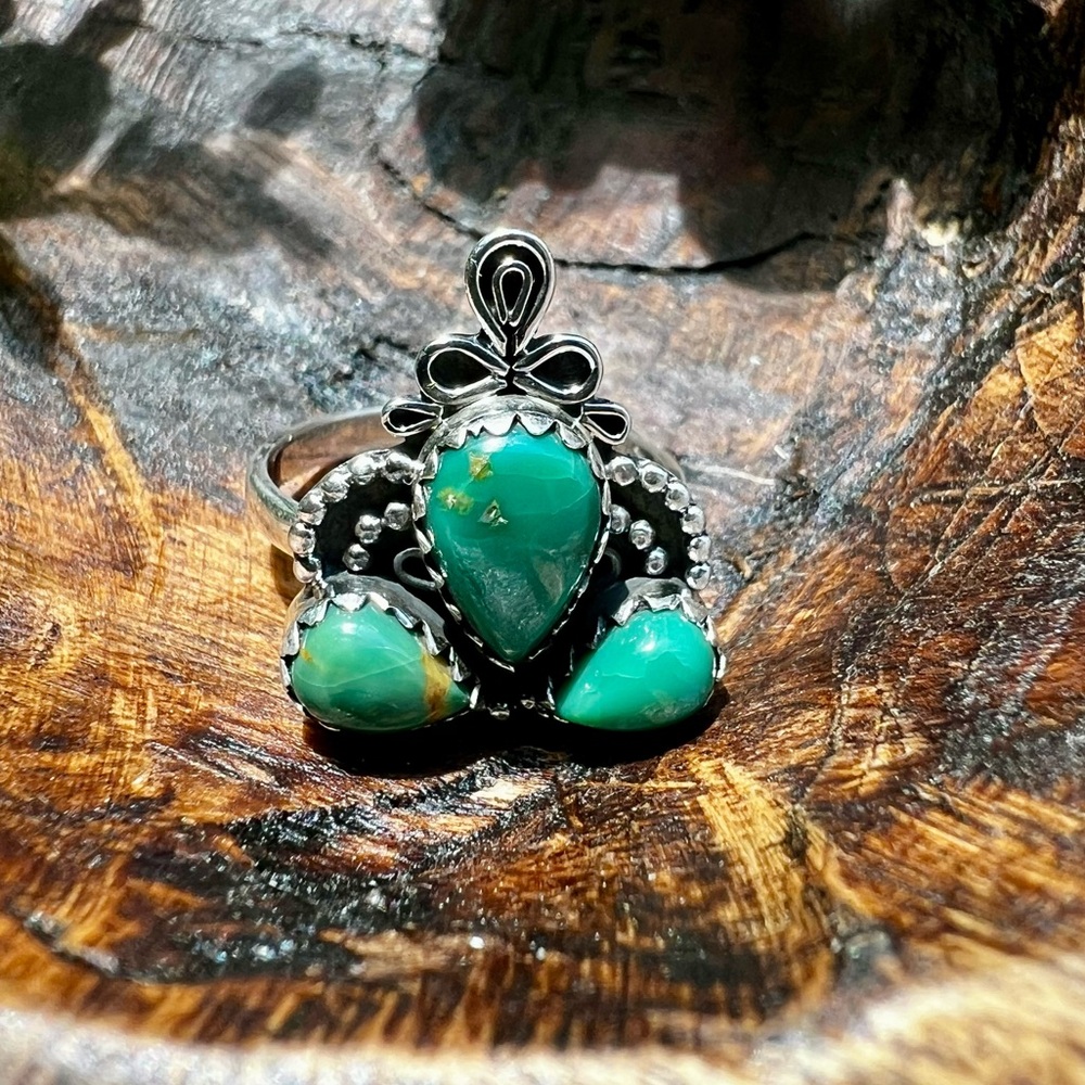 ❤️💯Elegant Silver and Green Gemstone Ring
